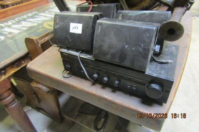 une radio posée sur une table dans une pièce