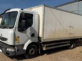 un camion blanc garé devant un bâtiment