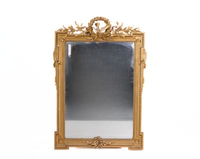 un miroir avec un cadre doré sur fond blanc
