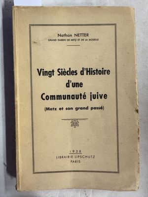 gros plan d'un livre sur une table à fond blanc