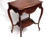 une petite table en bois avec une étagère en dessous