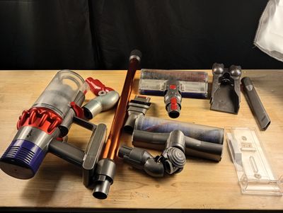 Plusieurs types d'outils sont disposés sur une table en bois