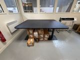 une table sur laquelle se trouvent des boîtes, au milieu d'une pièce
