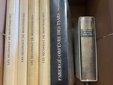 plusieurs livres dans une boîte en carton posée sur une table