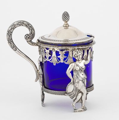 une théière ancienne en argent et en verre bleu, représentant une femme tenant un panier