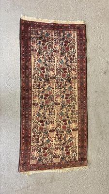 deux tapis accrochés au mur d'une pièce dont le sol est recouvert d'une moquette