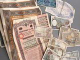 quelques vieux billets de banque sont posés sur une table