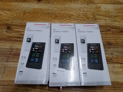 Deux boîtes contenant le nouveau téléphone Tronsol sont posées sur une table en bois.