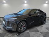 un SUV Audi QX noir de 2021 garé dans un showroom