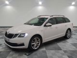 la voiture blanche est garée sur un sol en damier dans le garage