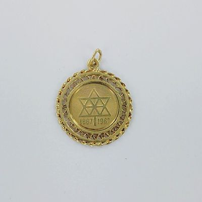 un gros plan d'une médaille d'or sur laquelle figure une étoile de David