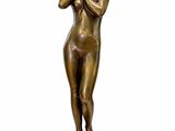 statue en bronze représentant une femme portant ses mains à son visage