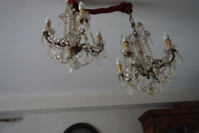 deux lustres suspendus au plafond d'une pièce