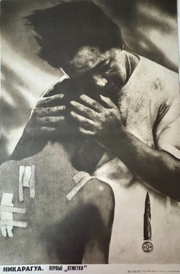 une vieille affiche représentant un homme tenant un pistolet à la main
