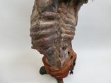 une sculpture représentant un homme portant un chapeau sur la tête
