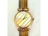 une image d'un gros plan d'une montre-bracelet sur une surface blanche