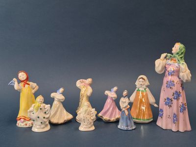 sept figurines représentant des femmes vêtues de couleurs différentes