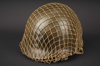 Casque du 1er RCP. Coque de casque USM1, fermeture du jonc à…