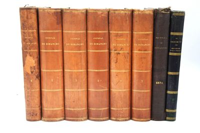 plusieurs vieux livres sont alignés sur une surface blanche