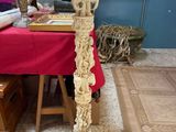une table recouverte d'une nappe rouge et une nappe rouge posée sur la table