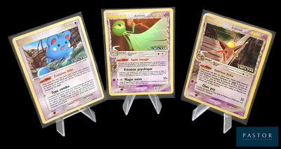 Trois cartes Pokémon sont représentées en rangée sur un fond noir
