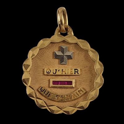 l'image d'une médaille d'or ornée d'une croix