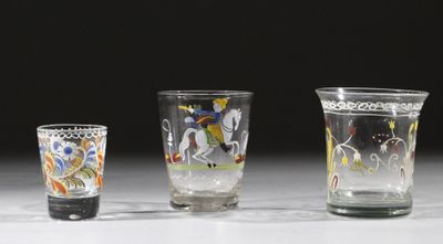 trois verres aux motifs différents posés sur une table