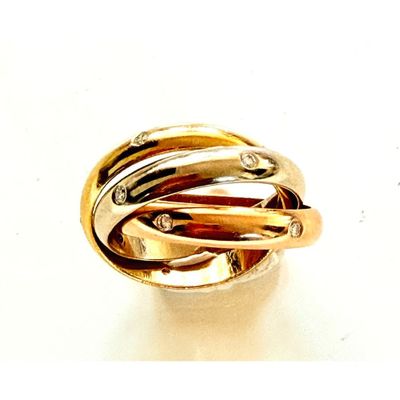 l'image d'une bague en or ornée de diamants