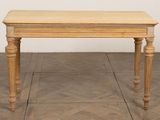 une image représentant une table en bois avec un plateau et des pieds en bois