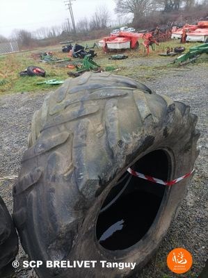 DEUX CARCASSES DE PNEUS MICHELIN OMNIBIB 480/70/28