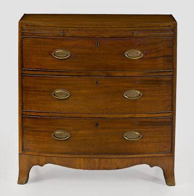 une image d'une commode en bois avec des poignées en laiton