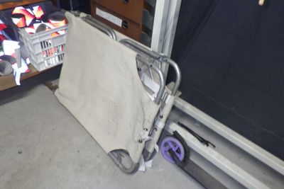 un chariot posé par terre à côté d'une porte