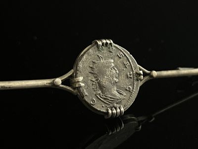 PIECE de monnaie romaine montée en broche (monture de la bro…