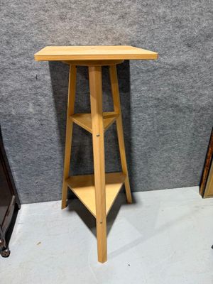 une petite table en bois surmontée d'une étagère