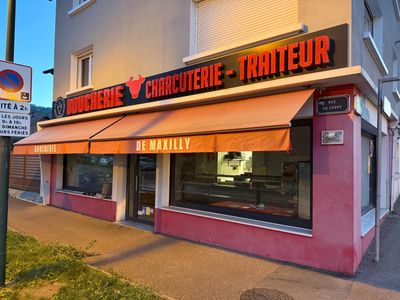 un restaurant dont l'enseigne est accrochée sur le côté du bâtiment