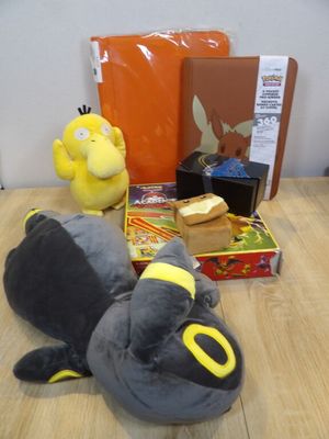 une peluche posée sur une table