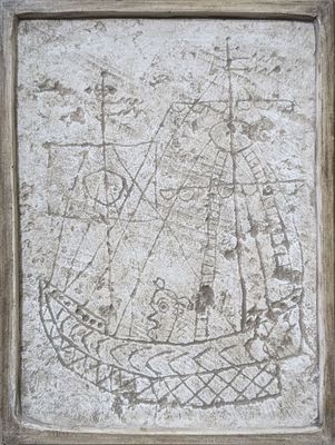 une image représentant une image d'un bateau sur un mur de pierre
