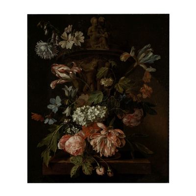 fleurs dans un vase posé sur un socle en marbre, par personne