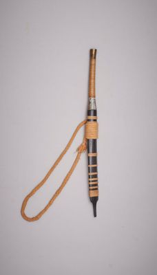 une image représentant un stylo auquel est attaché un cordon