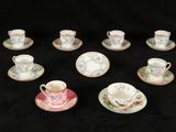 de nombreuses tasses et soucoupes posées sur une table noire