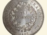 une vieille pièce d'argent ornée d'une couronne sur le recto