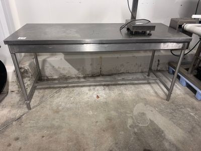 une table de travail en acier inoxydable dans un garage
