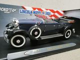 une maquette de voiture ancienne exposée dans une vitrine