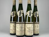 quatre bouteilles de vin sont alignées sur une table
