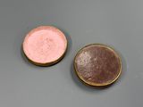 deux ombres à paupières de couleurs différentes posées sur une table