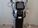 une machine posée sur le sol de la pièce