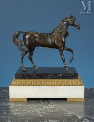 statue en bronze représentant un cheval, posée sur un socle en marbre, sur fond bleu