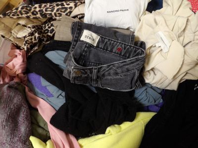 une pile de vêtements sur un lit