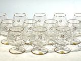 beaucoup de verres à vin vides sur la table