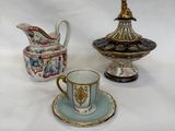 trois tasses et une soucoupe sur la table